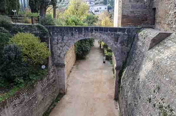 Granada 097 - La Alhambra - acueducto Acequia Real.jpg